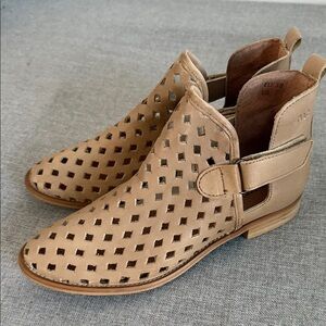 Musse and Cloud by Anthropology leather Caila Beige Cutout booties